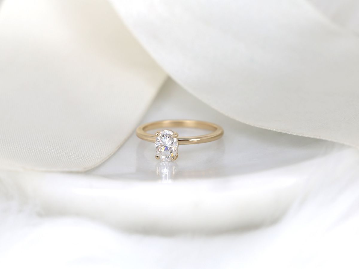 Stunning 0.90 CT Oval Moissanite Engagement Ring With Solitaire Design 2