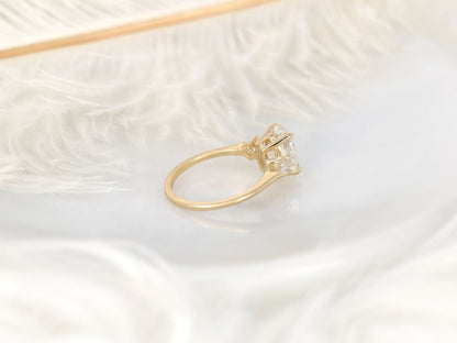 Stunning 2.5 CT Oval Moissanite Engagement Ring with Three Stone Design 2