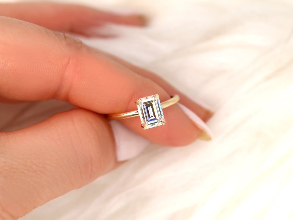 Stunning 1.75 CT Emerald Moissanite Engagement Ring with Solitaire Design 4