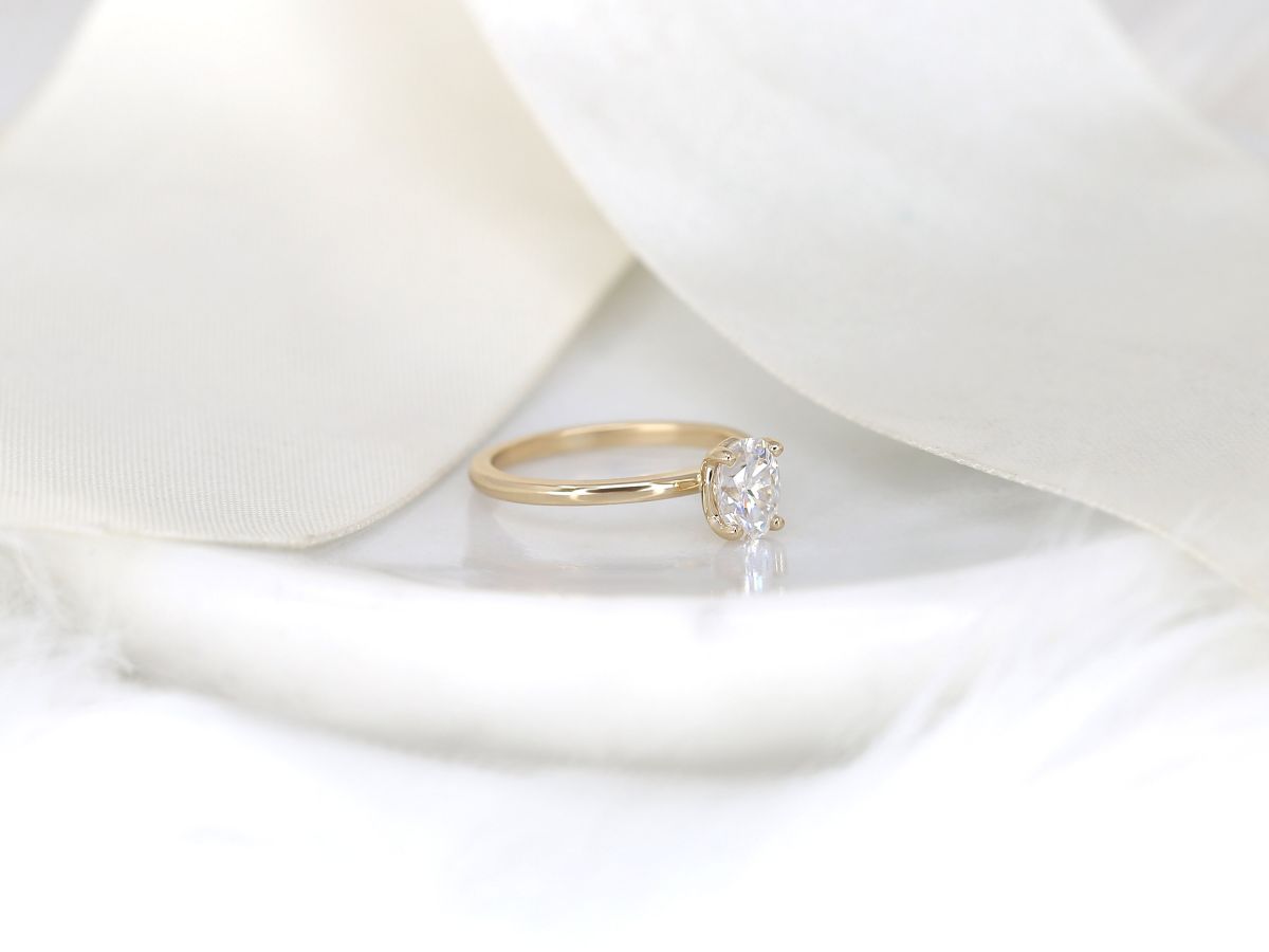 Stunning 0.90 CT Oval Moissanite Engagement Ring With Solitaire Design 3