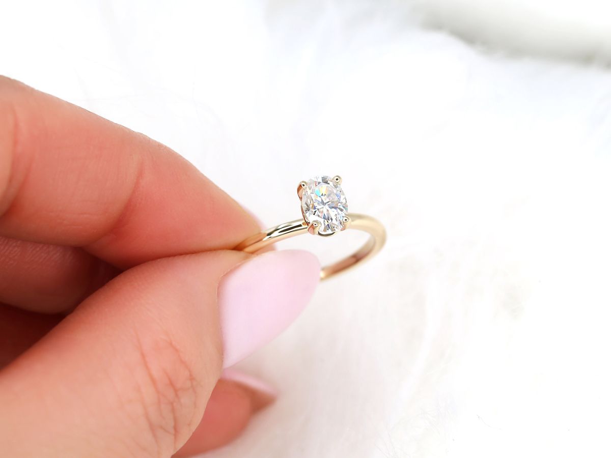 Stunning 0.90 CT Oval Moissanite Engagement Ring With Solitaire Design 7