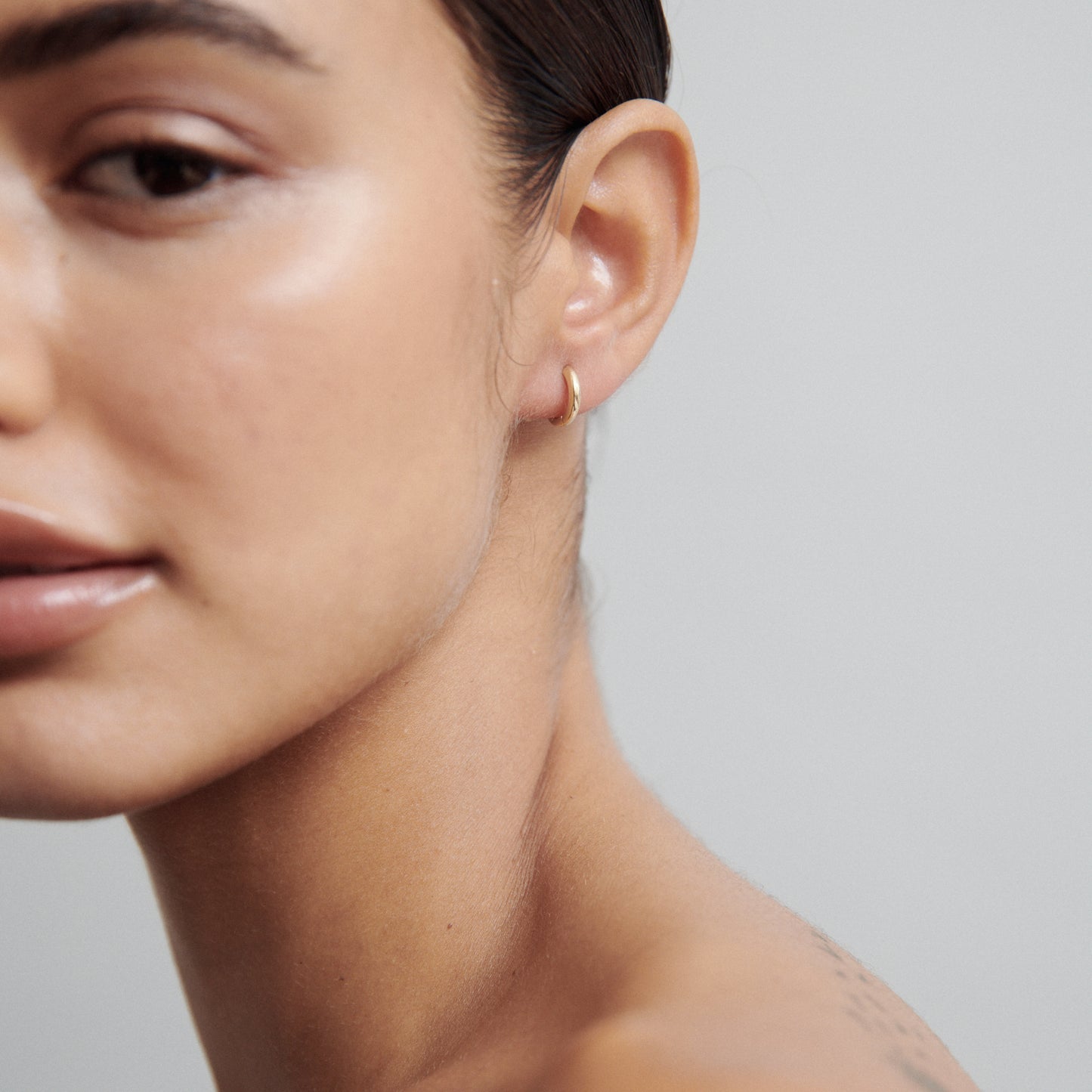 Small Huggies Earrings in Gold 4