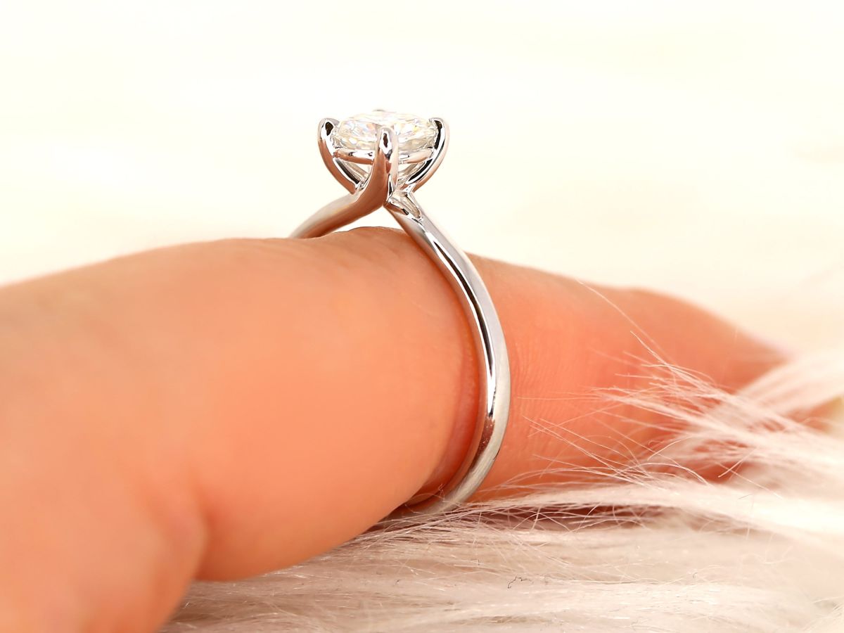 Stunning 1.0 CT Round Moissanite Engagement Ring with Solitaire Design 6