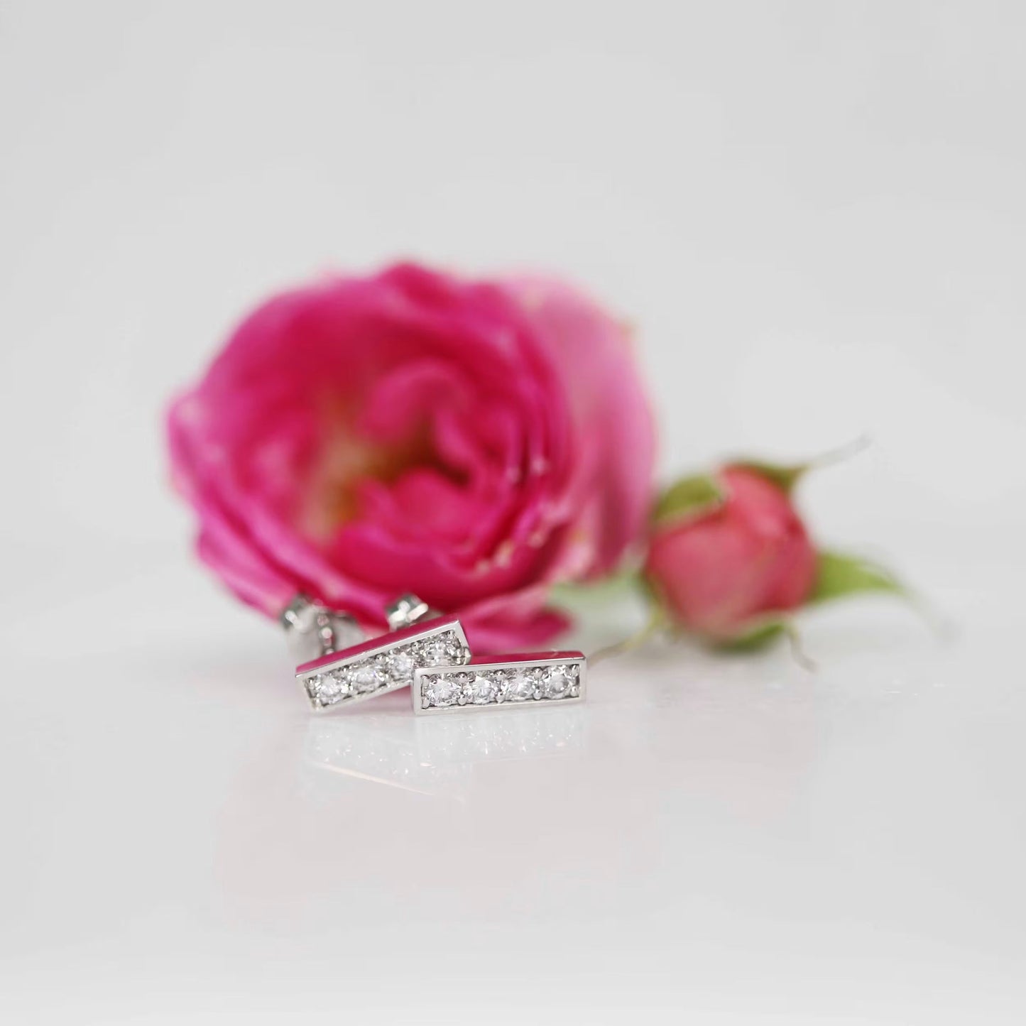 0.50 TCW Round Cut Moissanite Bar Stud Earrings in Gold 3