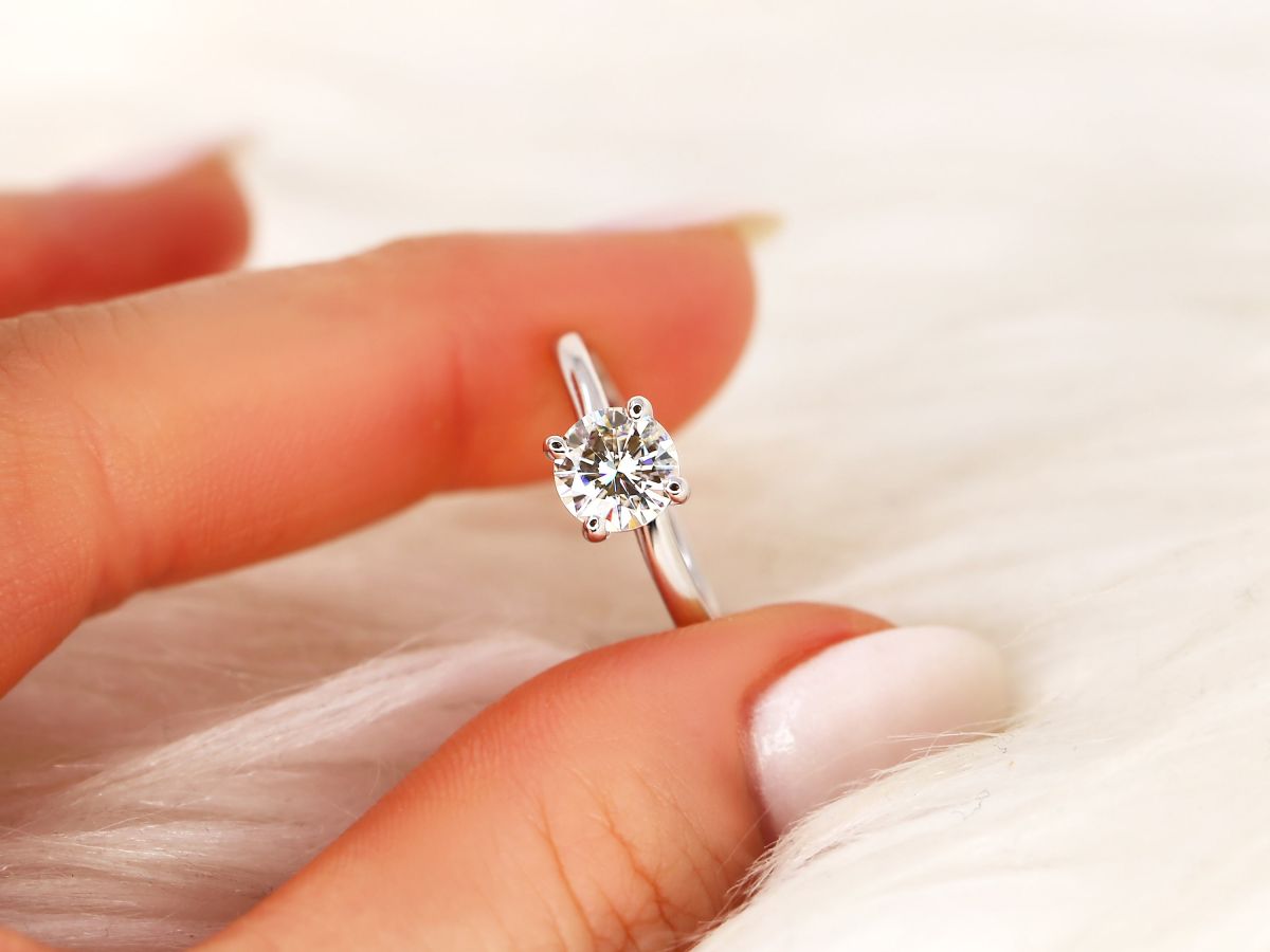 Stunning 1.0 CT Round Moissanite Engagement Ring with Solitaire Design 9