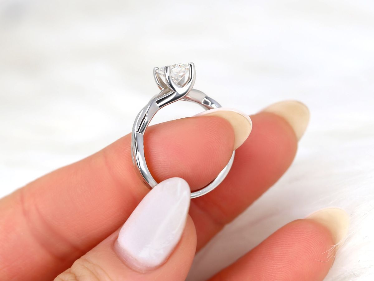 Stunning 1 CT Cushion Moissanite Engagement Ring With Solitaire Design 4