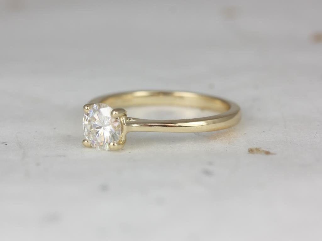 Stunning 1 CT Round Moissanite Engagement Ring With Solitaire Design 2