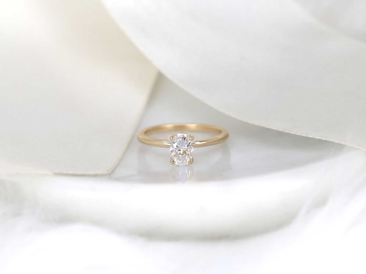 Stunning 0.90 CT Oval Moissanite Engagement Ring With Solitaire Design 1