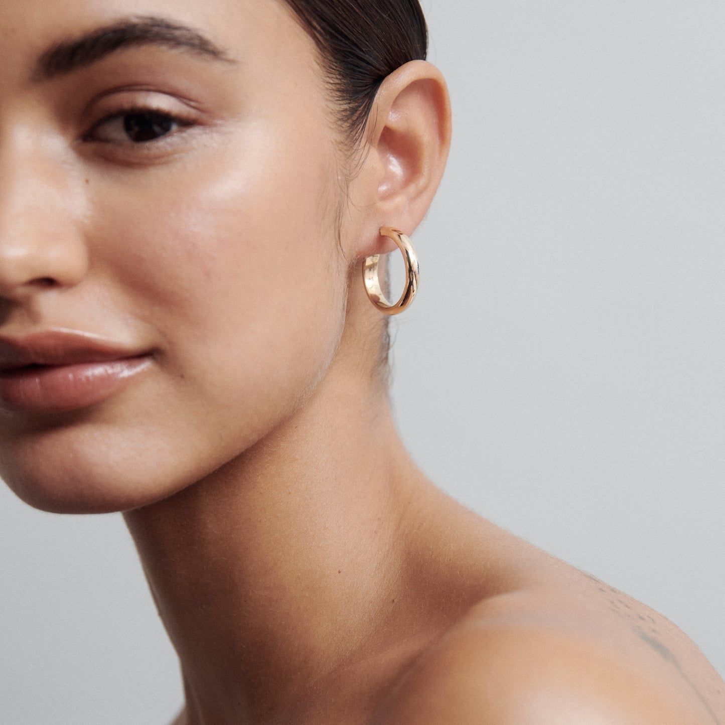 Lightweight Hoops Earrings in Gold 3