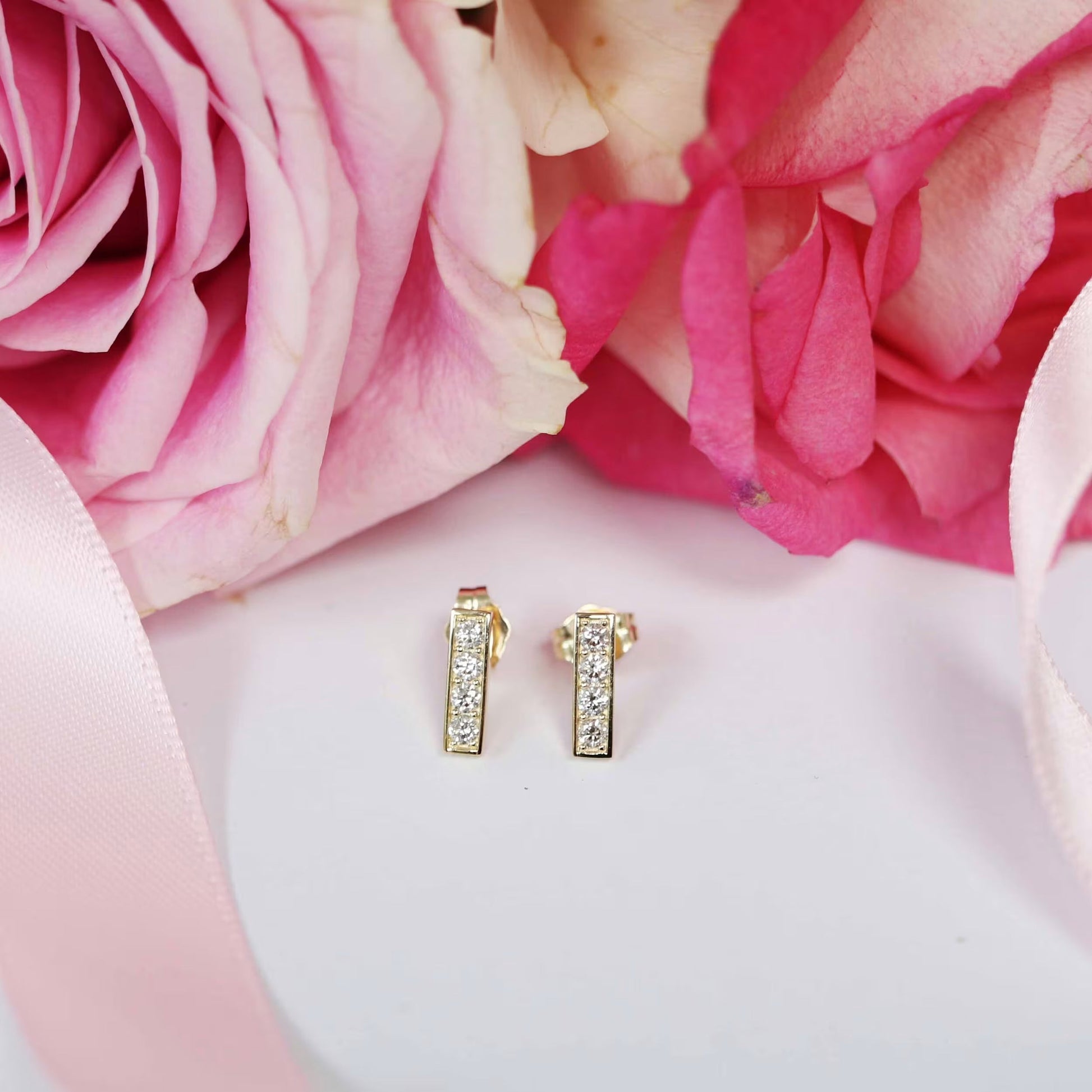 0.50 TCW Round Cut Moissanite Bar Stud Earrings in Gold 4