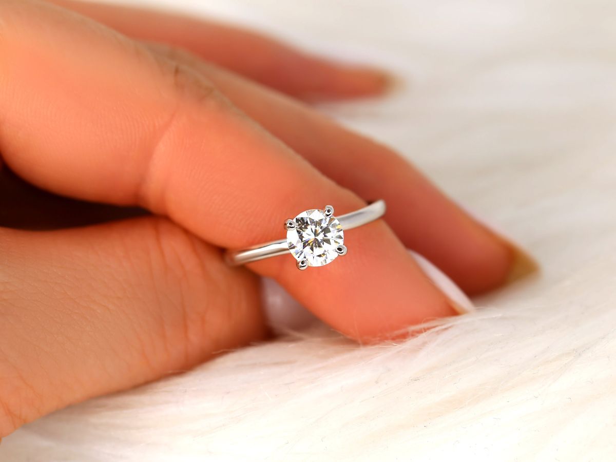 Stunning 1.0 CT Round Moissanite Engagement Ring with Solitaire Design 7