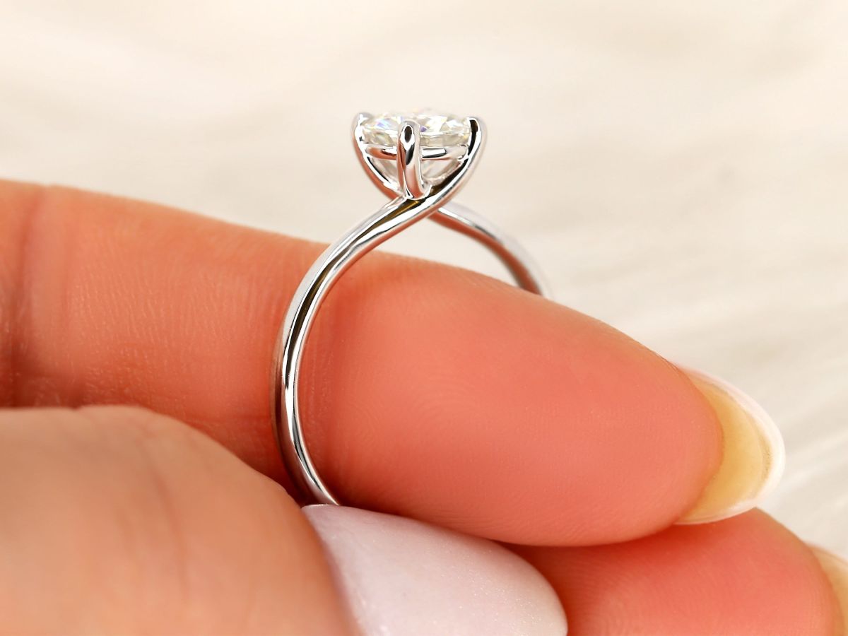 Stunning 1.0 CT Round Moissanite Engagement Ring with Solitaire Design 8