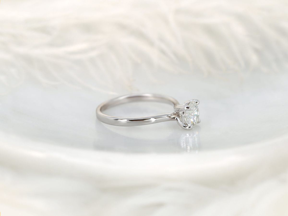 Stunning 1.0 CT Round Moissanite Engagement Ring with Solitaire Design 3