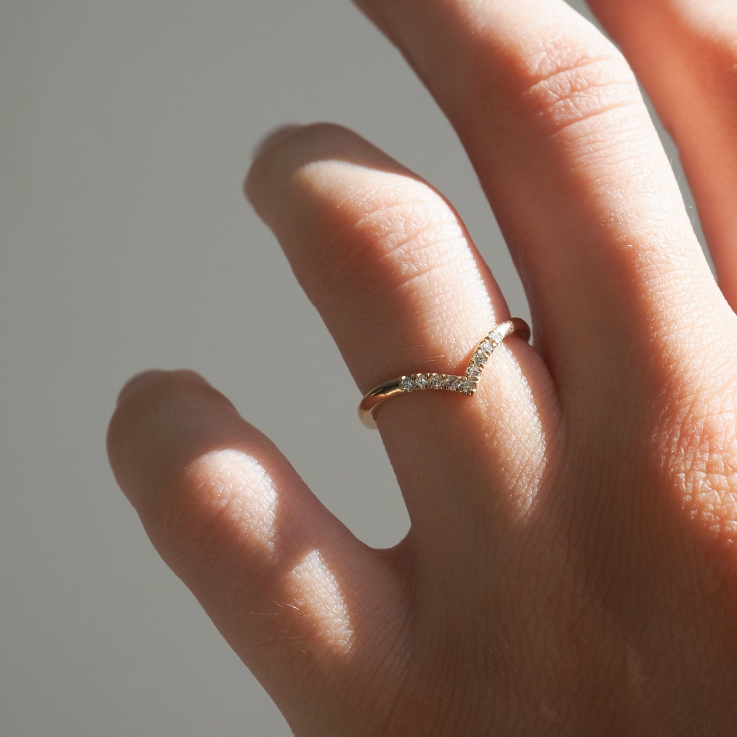 Stunning 0.10 TCW Round Moissanite Stones V-Shaped Wedding Bands 8