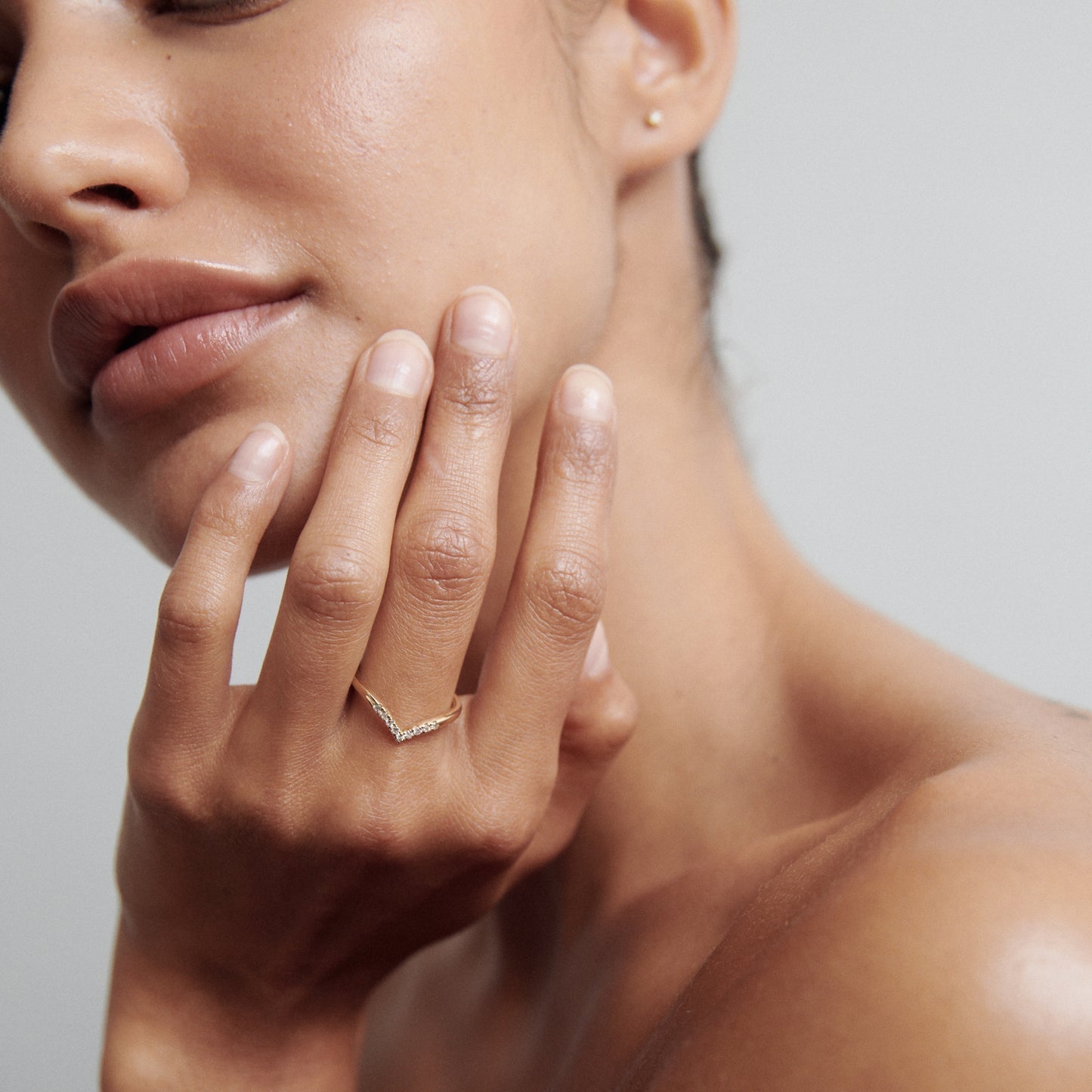 Stunning 0.10 TCW Round Moissanite Stones V-Shaped Wedding Bands 7