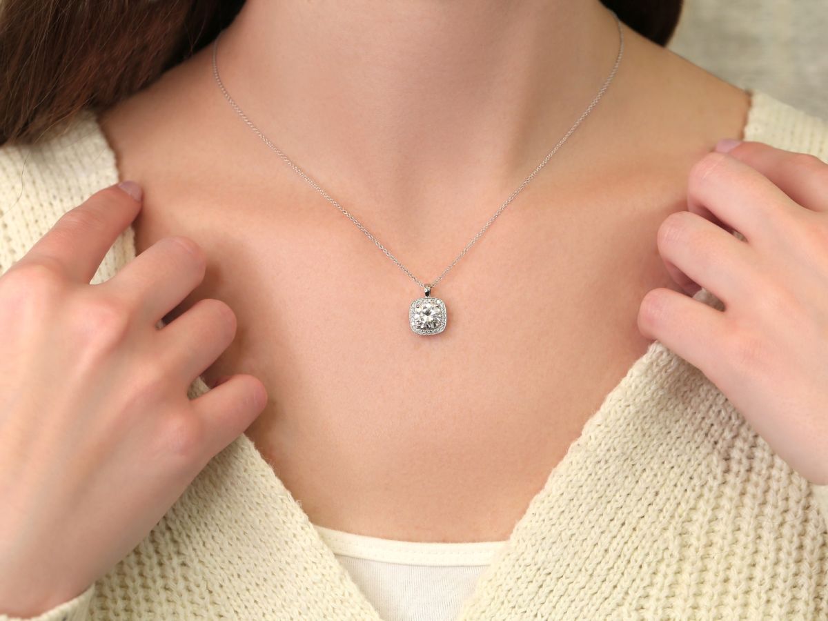 2.0 CT Cushion Moissanite Diamond Halo Pendant Necklace in Solid Gold 5
