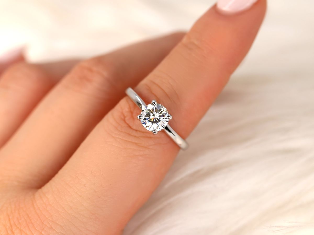 Stunning 1.0 CT Round Moissanite Engagement Ring with Solitaire Design 5
