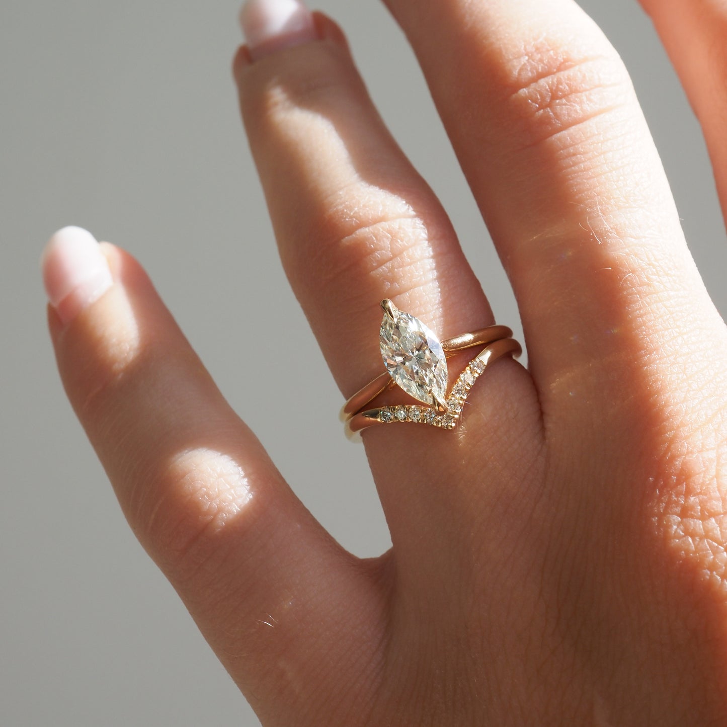 Stunning 0.10 TCW Round Moissanite Stones V-Shaped Wedding Bands 3