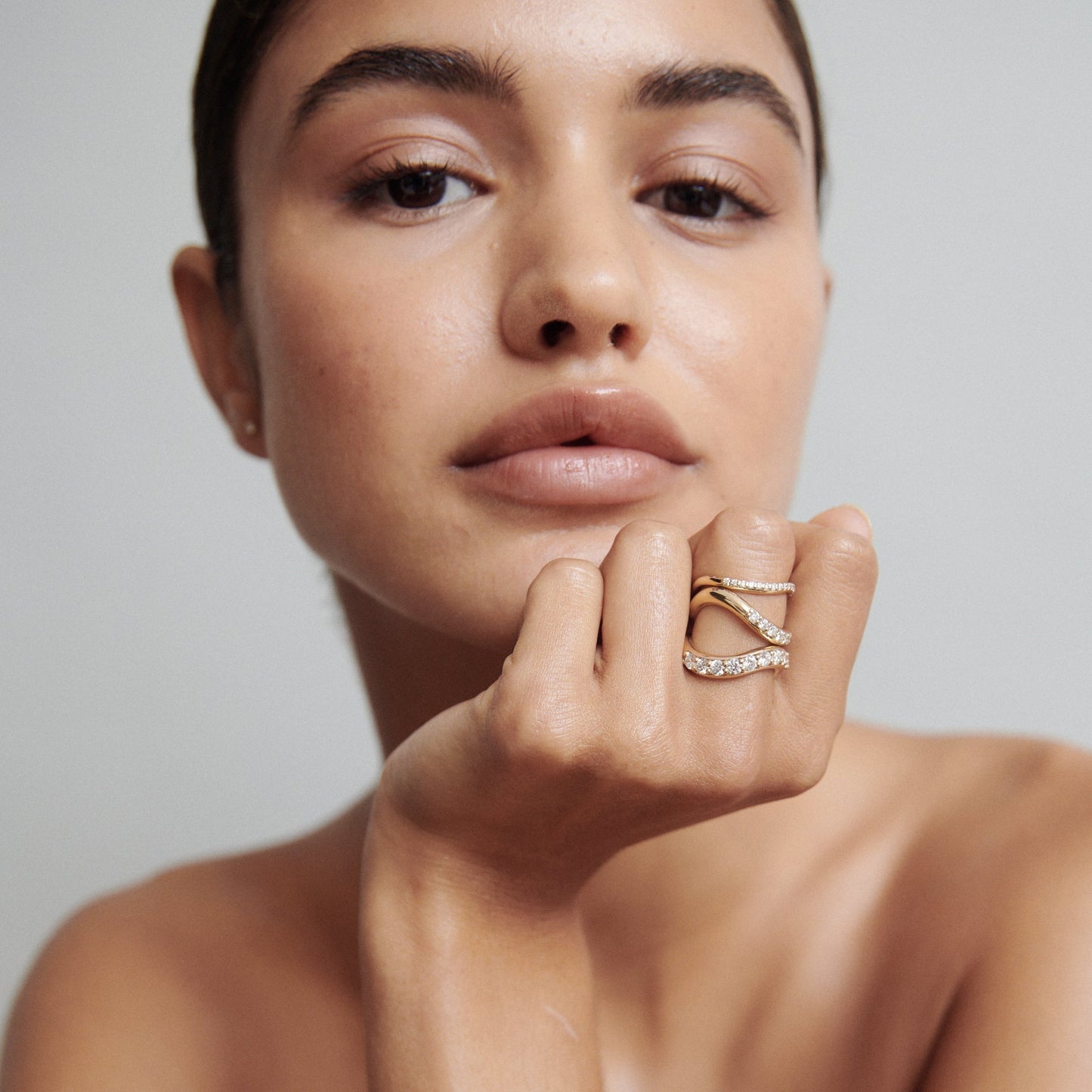 Stunning 0.4 TCW Round Moissanite Stones Curved Wedding Band 2