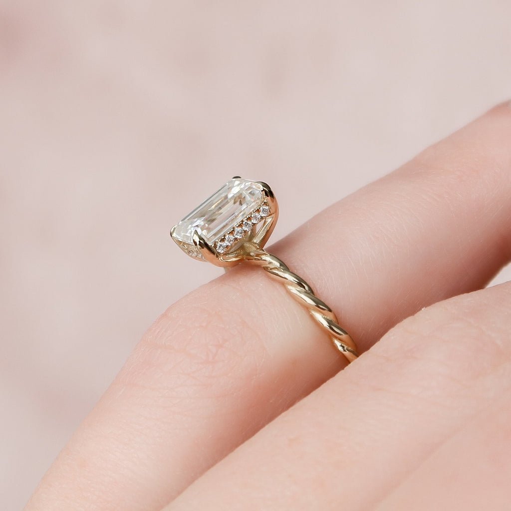 2.0 CT Emerald Twisted Band & Solitaire Moissanite Engagement Ring 4