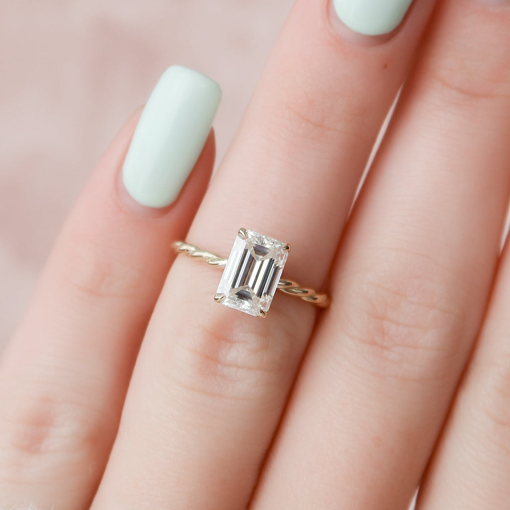 2.0 CT Emerald Twisted Band & Solitaire Moissanite Engagement Ring 3